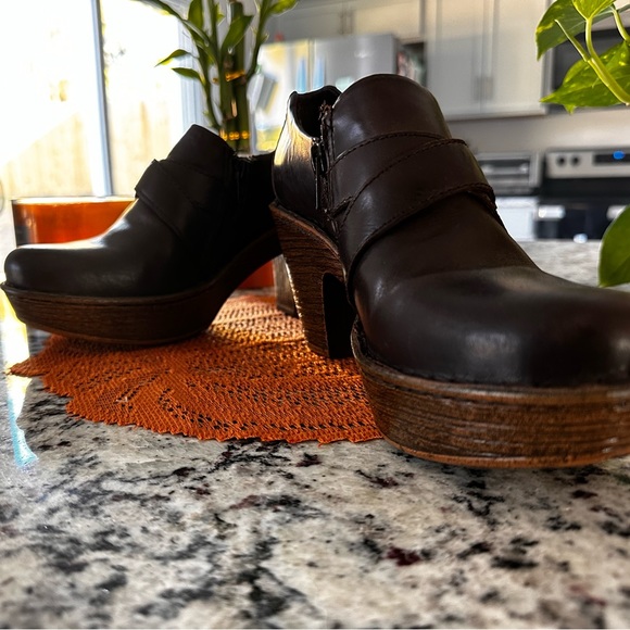 Born Clogs - Picture 3 of 8